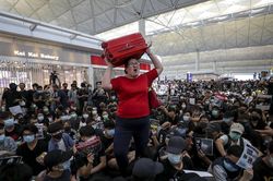 Thua lỗ vì biểu tình, ngành hàng không Hong Kong cầu cứu chính quyền