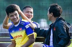 Đức Chinh tập riêng cùng nhóm tuyển thủ quốc gia vì chấn thương