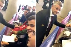 MU: Đòi sa thải HLV khi Ole Solskjaer đang ký tặng, fan MU bị chỉ trích ngu ngốc