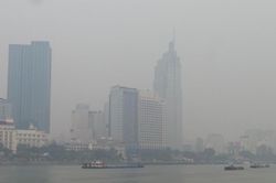 Sài Gòn mù sương suốt ngày, chỉ số ô nhiễm không khí đang ở mức xấu