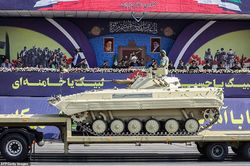 Giữa căng thẳng với Mỹ, quân đội Iran duyệt binh phô diễn sức mạnh