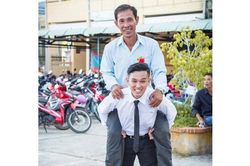 'Để con cõng ba, ba nhé!'