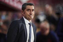 Học trò bất mãn với HLV Valverde, ông chủ Barcelona phải ra mặt