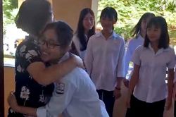 Học sinh cấp 3 ngượng ngùng khi lần đầu ôm chào cô giáo
