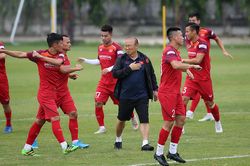 Thầy Park giải thích lý do gạt Văn Quyết, gọi Mạc Hồng Quân