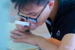 Nam sinh học bằng kính lúp... trở thành thủ khoa