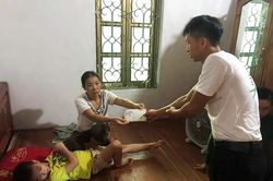 Bạn đọc Báo Nghệ An trao gần 27 triệu đồng hỗ trợ hoàn cảnh mẹ câm điếc nuôi con u não