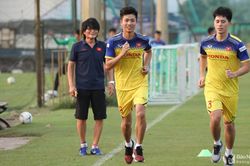Phan Văn Đức và các tuyển thủ xứ Nghệ hăng say tập luyện cùng ĐT Việt Nam