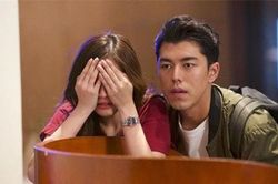 Gọi điện cho chồng nhưng nghe tiếng cô bạn thân: 'Anh ơi xong chưa, em thèm lắm rồi', vợ nổi điên lao về nhà 'vạch mặt gian tình' rồi bật khóc trước cảnh tượng