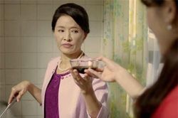 Lần đầu tiên con dâu dẫn đi xem phim ở rạp, nhìn thấy cặp đôi ngồi trước ôm hôn nhau, tôi chê trách thì con dâu nói một câu khiến tôi ném cả túi bỏng ngô vào mặt họ