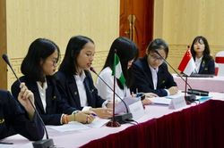 Biến lớp học thành hội nghị quốc tế bàn về 'mang thai tuổi vị thành niên'