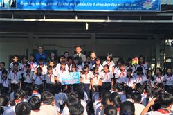 Trao 70 triệu đồng hỗ trợ vé xe buýt cho học sinh