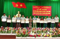 Bế giảng lớp bồi dưỡng nghiệp vụ quản lý nhà nước ngạch chuyên viên và chuyên viên chính
