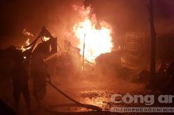 'Bà hỏa' thiêu rụi hàng trăm mét vuông công ty nhựa ở Sài Gòn