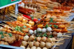 Ăn chả cá viên trong giờ ra chơi, trẻ lớp 1 bị hóc gây ngừng thở, hôn mê