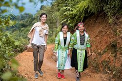 Hoa hậu Lương Thùy Linh làm đường lên núi cho người dân tại quê hương Cao Bằng