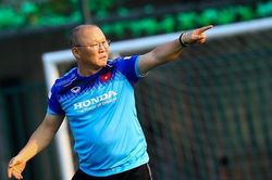 HLV Park huấn luyện hai đội tuyển trong một buổi chiều