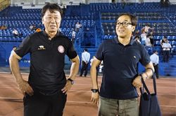 HLV Chung Hae-song tư vấn cho học trò ghi điểm với ông Park