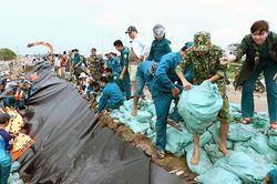Khắc phục sạt lở và ứng phó hạn hán ở đồng bằng sông Cửu Long