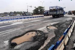 Xuất hiện 'ổ gà' trên đường cao tốc Đà Nẵng - Quảng Ngãi