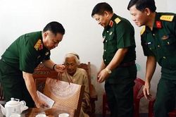 Thượng tướng Nguyễn Trọng Nghĩa thăm, tặng quà Bà mẹ Việt Nam anh hùng tại Đà Nẵng