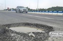 Tiếp tục xuất hiện 'ổ gà', 'sống trâu' trên cao tốc 34.000 tỷ