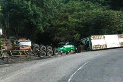 Hàng chục tấn sầu riêng văng ra đường khi xe tải bị lật