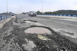 Ổ gà nguy hiểm trên cao tốc, chủ quản nói gì?