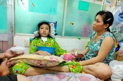 Vợ chồng nhòa nước mắt khi thấy con ói ra toàn máu