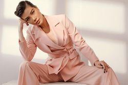 Vũ Cẩm Nhung sắc, lạnh và men với đồ menswear