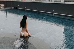 'Nối gót' Ngọc Trinh hở bạo khoe thân, Jun Vũ bị soi vòng 3 'khủng' nhưng không tự nhiên