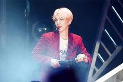 Lo lắng cho chấn thương hậu concert, Baekhyun (EXO) đáp lại sự quan tâm của fan bằng lời trấn an đáng yêu