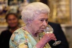 Nữ hoàng Anh đóng cửa quầy bar trong Cung điện Buckingham
