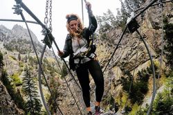 Khách vừa ngắm cảnh vừa run rẩy trên cầu treo xuyên núi ở Italy