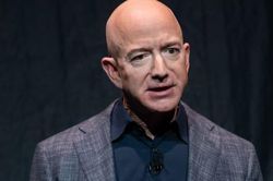 Bị đánh thuế 9 tỷ USD/năm, Jeff Bezos có còn là người giàu nhất?