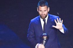 Messi giành The Best trong tranh cãi: Vì lá phiếu mang màu của cảm xúc