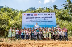 Hoa hậu Lương Thùy Linh chính thức 'mang đường lên núi' cho người dân Lũng Lìu