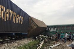 Tàu hỏa va chạm xe tải, 2 người gặp nạn