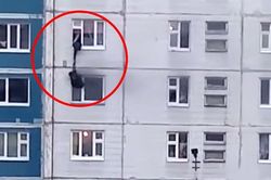 'Anh hùng' lạ mặt thả dây qua cửa sổ, cứu cô gái trẻ khỏi căn hộ bốc cháy