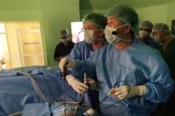Bác sĩ Việt Nam mổ thị phạm tại Ấn Độ