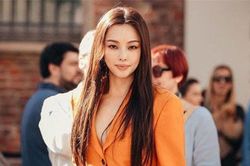 'Hoa hậu đẹp nhất Hàn Quốc' Honey Lee xuất hiện với thần thái hút hồn khiến người đi đường cũng không thể rời mắt