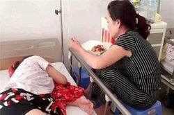 Bức ảnh mẹ chồng chăm con dâu trong viện cùng lời tâm sự khiến MXH 'dậy sóng'