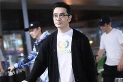 Huỳnh Hiểu Minh - Angelababy né nhau ở sân bay giữa tin đồn ly hôn