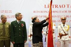 Trao tặng Huân chương Lao động nước Cộng hòa DCND Lào cho Đội TNXP 253