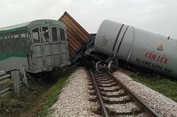 Kinh hoàng tàu hỏa kéo bồn xăng dầu đâm văng ôtô, đè bẹp xe máy