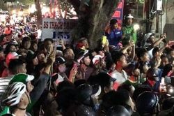 Hàng trăm người xem công an bắt bác sĩ hành hung nữ điều dưỡng