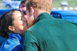 Harry - Meghan phá quy tắc hoàng gia khi hôn nhau