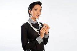 Dàn người đẹp đình đám hội tụ trong bộ sưu tập 'Nàng' của NTK Võ Việt Chung
