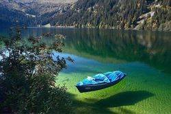 Hồ tự nhiên sạch như nước cất tại New Zealand
