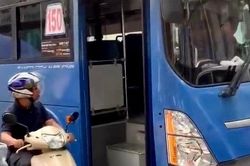 Đình chỉ tài xế phun nước bọt thách thức người đi đường ở TP.HCM